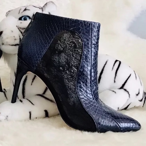 BCBGMAXAZRIA Ankle Booties Snake Print Black Leather/Lace Mesh Back Zip SZ 9. - Picture 4 of 4